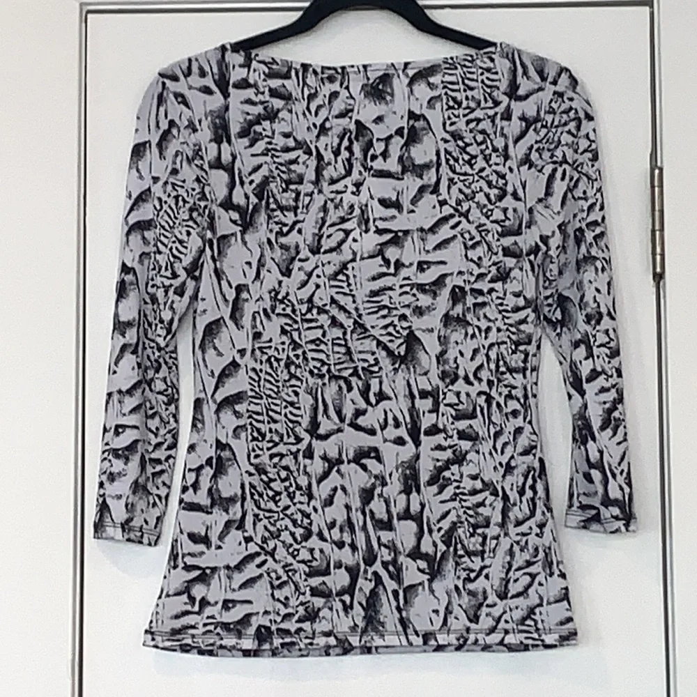 NWT Carmen Marc Valvo Printed 3/4 Sleeve Cut Out Top XS - Picture 5 of 7
